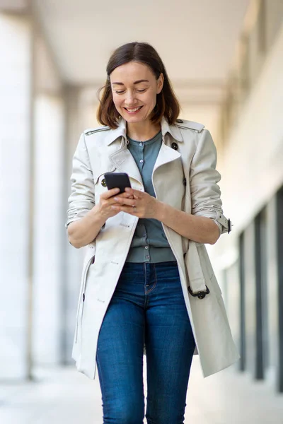 Retrato Mujer Atractiva Mediana Edad Caminando Con Teléfono Celular —  Fotos de Stock