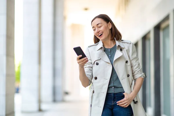 Retrato Atractiva Mujer Mayor Sonriendo Teléfono Celular —  Fotos de Stock