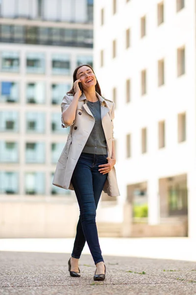 Portret Całego Ciała Uśmiechnięta Kobieta Spacerująca Mieście Rozmawiająca Telefonem Komórkowym — Zdjęcie stockowe