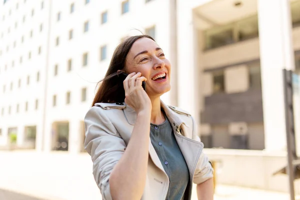 Portrett Smilende Attraktiv Kvinne Ute Byen Med Mobiltelefon – stockfoto