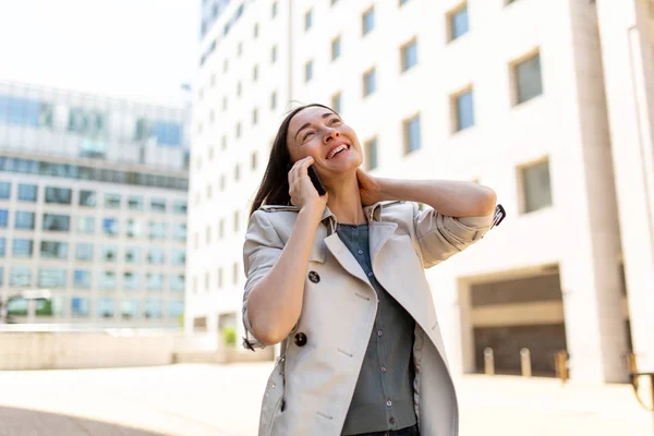 Retrato Sonriente Atractiva Mujer Fuera Ciudad Con Teléfono —  Fotos de Stock