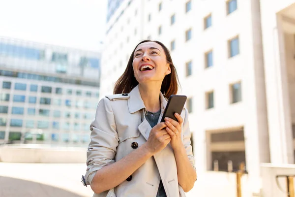 Retrato Mujer Mayor Riendo Con Celular Ciudad — Foto de Stock