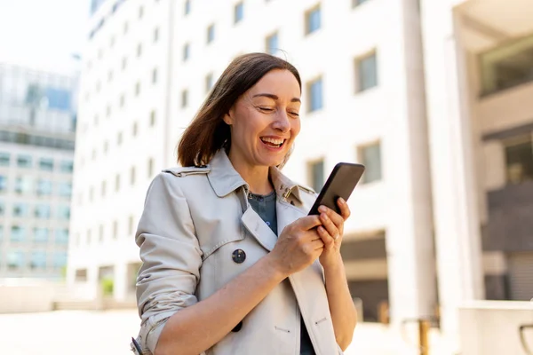 Retrato Mulher Mais Velha Feliz Olhando Para Telefone Celular Cidade — Fotografia de Stock