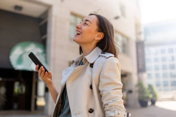 Portrait Middle Aged Woman Laughing Cellphone City — Stockfoto