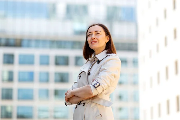 Porträt Einer Älteren Frau Die Mit Verschränkten Armen Draußen Steht — Stockfoto