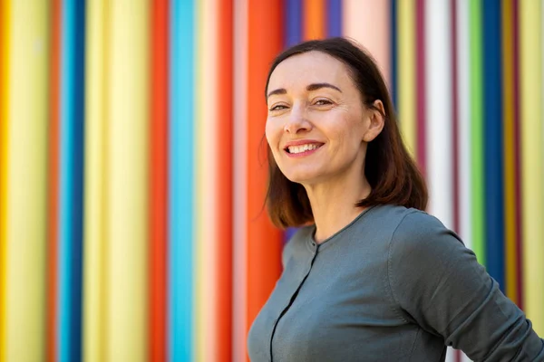 Ritratto Ravvicinato Attraente Donna Mezza Età Sorridente Sullo Sfondo Colorato — Foto Stock