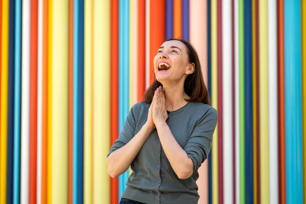 Porträt Glückliche Ältere Frau Lacht Durch Bunten Hintergrund — Stockfoto