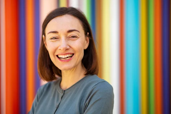 Close Portret Van Mooie Middelbare Leeftijd Vrouw Glimlachen Door Kleurrijke — Stockfoto