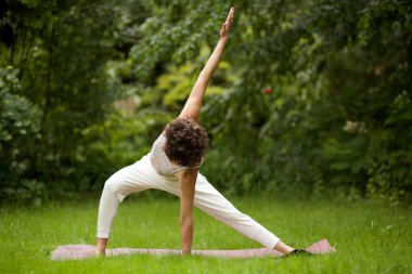 Yoga yapan kadının dış dünyaya uzanan portresi.