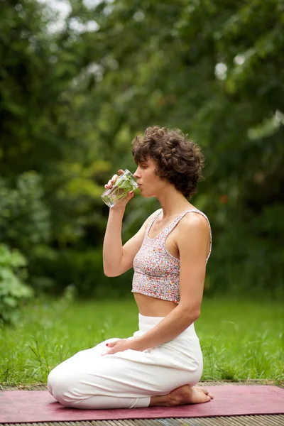 Side Portrait Yoga Woman Sitting Park Drinking Water — Stock Photo, Image