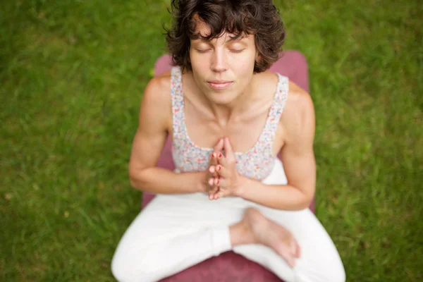 Portrait Yoga Woman Sitting Grass Eyes Closed Meditating — Stock Photo, Image