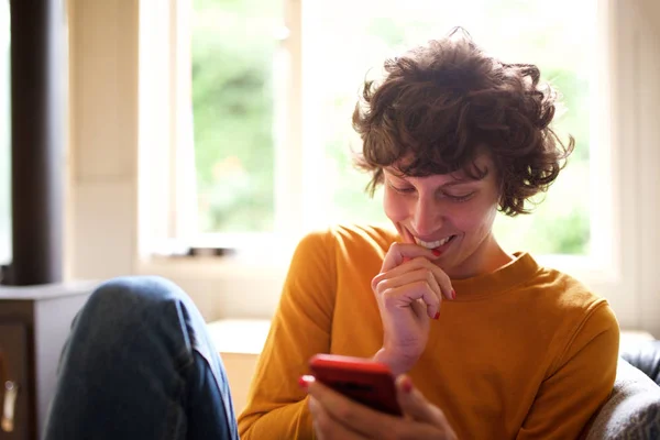 Portrait Femme Souriante Assise Maison Regardant Téléphone Portable — Photo