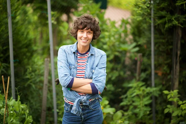 Porträt Einer Lächelnden Frau Garten Mit Verschränkten Armen — Stockfoto