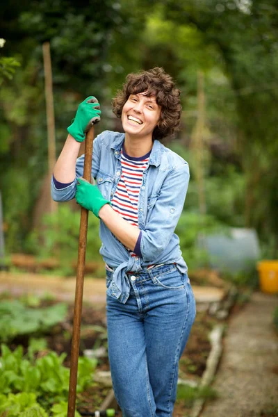 庭に立つ女性庭師の笑顔 — ストック写真
