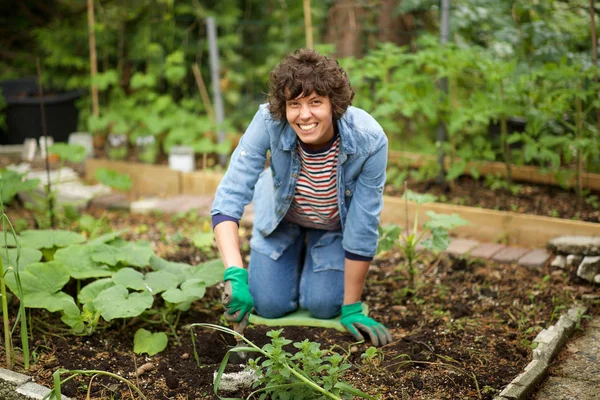 Retrato Mujer Sonriente Rodillas Cavando Suelo Del Jardín — Foto de Stock