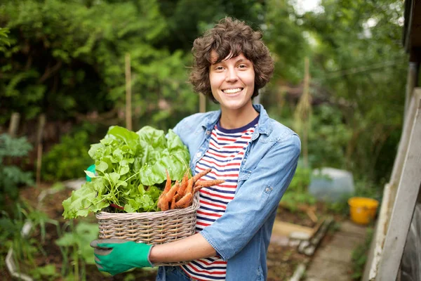 Retrato Granjero Sonriente Con Racimo Verduras Cesta — Foto de Stock