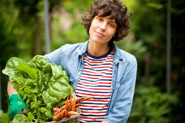 バスケットに野菜の束を持つ女性農家の肖像画 — ストック写真