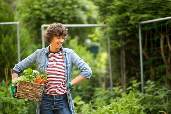 Portret Van Vrouwelijke Boer Glimlachend Met Bos Groenten Mand Tuin — Stockfoto