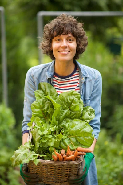 Retrato Mujer Sonriente Sosteniendo Cesta Verduras Orgánicas —  Fotos de Stock