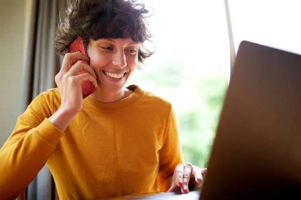 Retrato Mulher Sorridente Trabalhando Com Laptop Casa Conversando Com Celular — Fotografia de Stock