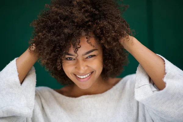 Close Retrato Bela Jovem Africana Americana Sorrindo Com Mãos Cabelo — Fotografia de Stock