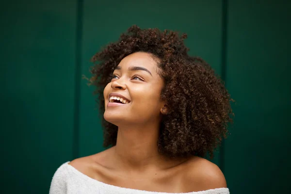 Close Retrato Jovem Afro Americana Sorrindo Olhando Para Cima — Fotografia de Stock