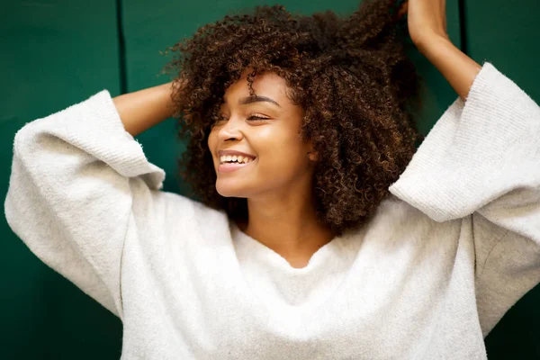 Close Retrato Rir Jovem Afro Americano Com Mãos Cabelo Olhando — Fotografia de Stock