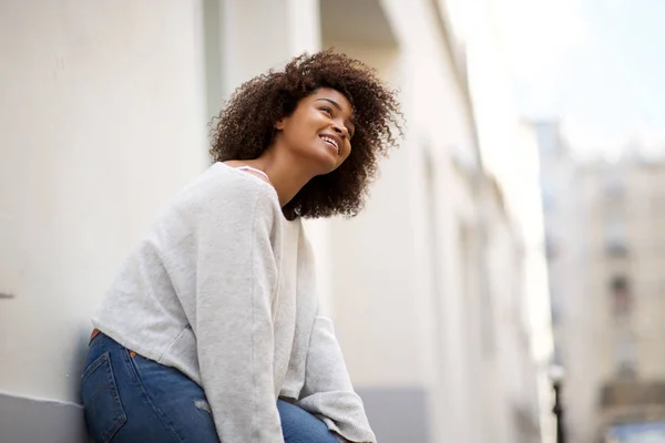 Portrait Happy Young African American Woman Leaning Wall Looking Away — Stock Photo, Image