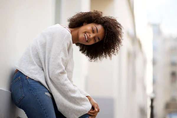 Dışarıda Duvara Yaslanmış Mutlu Afro Amerikan Bir Kadının Yan Portresi — Stok fotoğraf