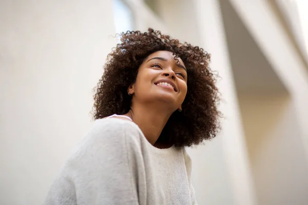 Närbild Porträtt Glad Afrikansk Amerikansk Kvinna Med Lockigt Hår Ler — Stockfoto