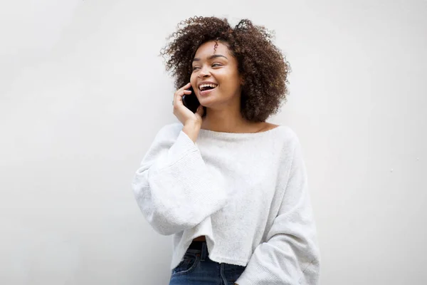 Retrato Mujer Afroamericana Feliz Hablando Con Teléfono Móvil Por Fondo — Foto de Stock