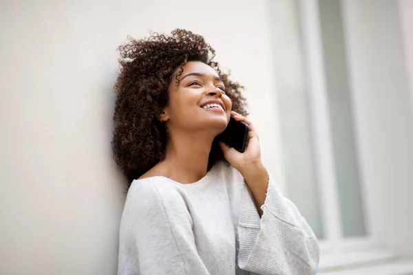 아름다운 아프리카 미국인젊은 여성의 사진을 클로즈업하고 벽으로 핸드폰으로 이야기하는 — 스톡 사진