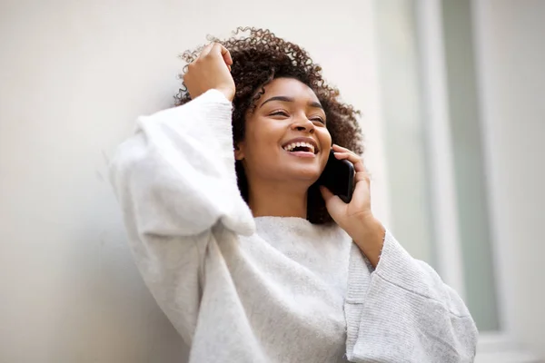 Retrato Una Joven Afroamericana Hablando Con Teléfono Móvil Por Pared — Foto de Stock