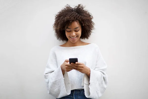 Framsidan Porträtt Leende Ung Afrikansk Amerikansk Kvinna Tittar Mobiltelefon Vit — Stockfoto
