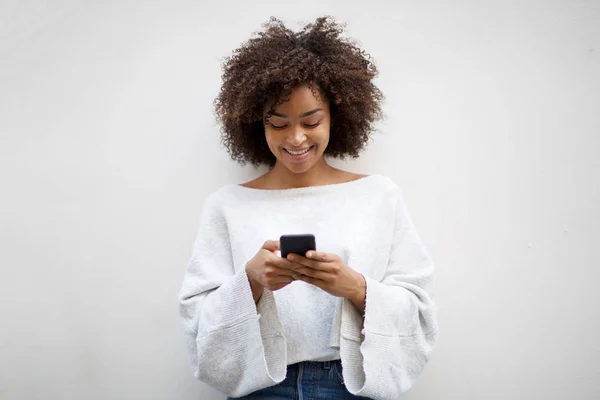 Ritratto Frontale Una Giovane Donna Afroamericana Sorridente Che Guarda Cellulare — Foto Stock