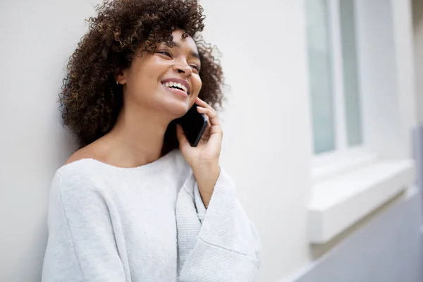 Cerca Retrato Feliz Sonriente Afroamericana Joven Mujer Hablando Con Teléfono — Foto de Stock