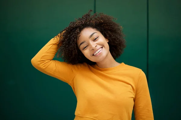 Retrato Alegre Jovem Afro Americana Com Mão Cabelo Por Fundo — Fotografia de Stock