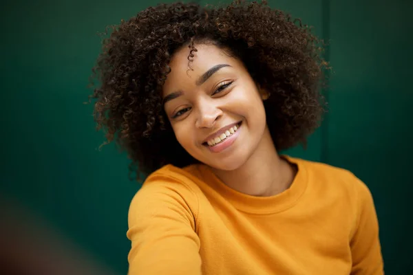 Porträtt Vacker Afrikansk Amerikansk Kvinna Som Tar Selfie — Stockfoto