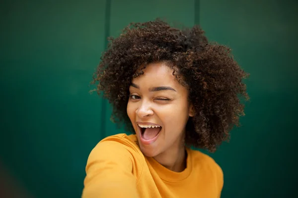 Portret Van Gelukkig Afrikaans Amerikaans Jong Vrouw Nemen Selfie Met — Stockfoto