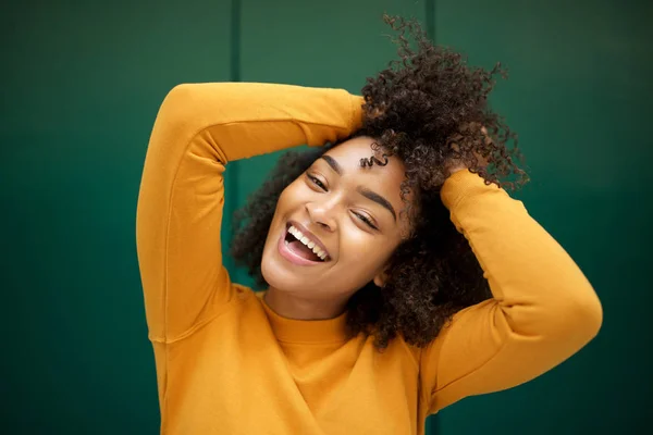 Close Retrato Alegre Jovem Afro Americana Rindo Com Mão Cabelo — Fotografia de Stock