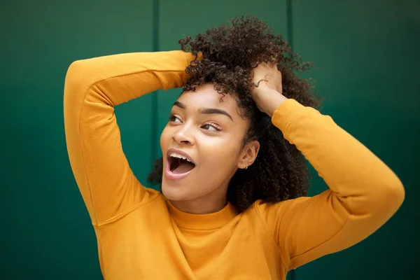 Close Retrato Alegre Jovem Afro Americana Rindo Com Mão Cabelo — Fotografia de Stock