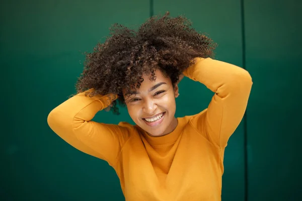 Close Retrato Feliz Jovem Afro Americana Sorrindo Com Mãos Cabelo — Fotografia de Stock