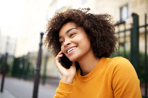 Close Portrait Happy African American Young Woman Talking Cellphone City — Stock Photo, Image