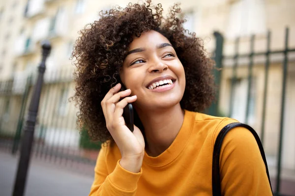 Närbild Porträtt Lycklig Afrikansk Amerikansk Ung Kvinna Talar Med Mobiltelefon — Stockfoto