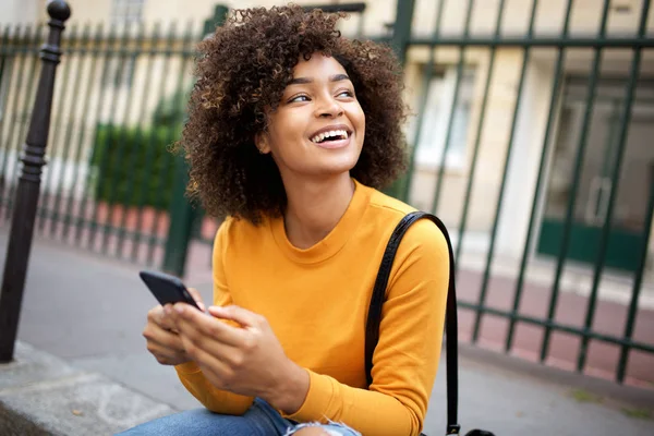 Porträtt Lycklig Afrikansk Amerikansk Ung Kvinna Som Håller Mobiltelefon Och — Stockfoto