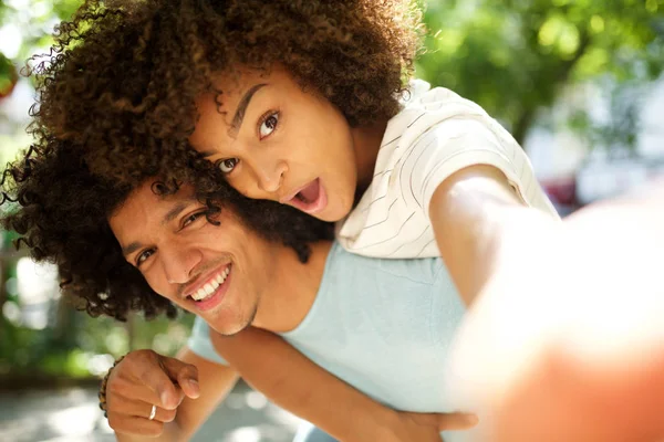 Gülümseyen Adamla Sırtüstü Yatarken Selfie Çeken Mutlu Genç Bir Kadının — Stok fotoğraf