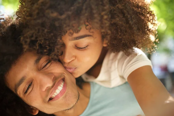 Close Portret Van Gelukkig Jong Afrikaans Amerikaans Paar Zoenen Terwijl — Stockfoto