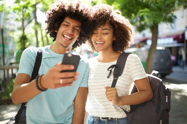 Portrait Jeunes Étudiants Afro Américains Heureux Regardant Téléphone Portable — Photo