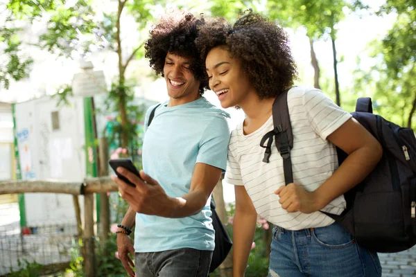 Retrato Estudiantes Afroamericanos Mirando Celular Sonriendo — Foto de Stock
