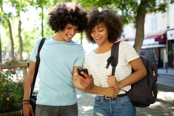 Portret Uśmiechniętych Młodych Afrykańskich Studentów Patrzących Telefon Komórkowy — Zdjęcie stockowe